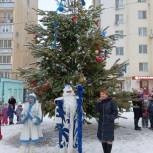 Активисты партии «Единая Россия» поздравила с наступающим Новым годом жителей Кировского района.