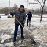 «Снежный десант»: Единороссы северо-запада столицы помогают городским службам в уборке снега