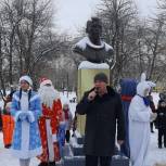 Активисты партии организовали уличное новогоднее представление для жителей Заводского района