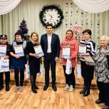 Партийцы Тракторозаводского района поздравили многодетные семьи и работников предприятий