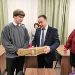 Партийцы подарили ноутбук девятикласснику из Снежинска