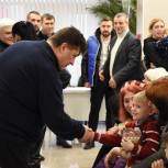 «Единая Россия» передала новогодние подарки детям эвакуированных жителей Харьковской области