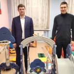 Активисты «Единой России» сделали новогодний подарок Дому ребёнка в Мурманске