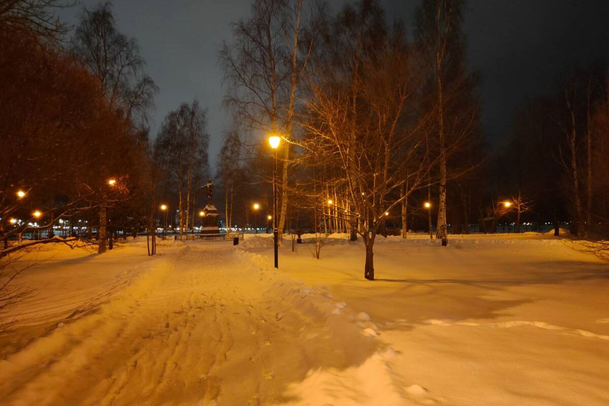 Новые фонари установили в Петровском сквере Петрозаводска