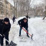 Единороссы района Фили-Давыдково организовали субботники по уборке снега