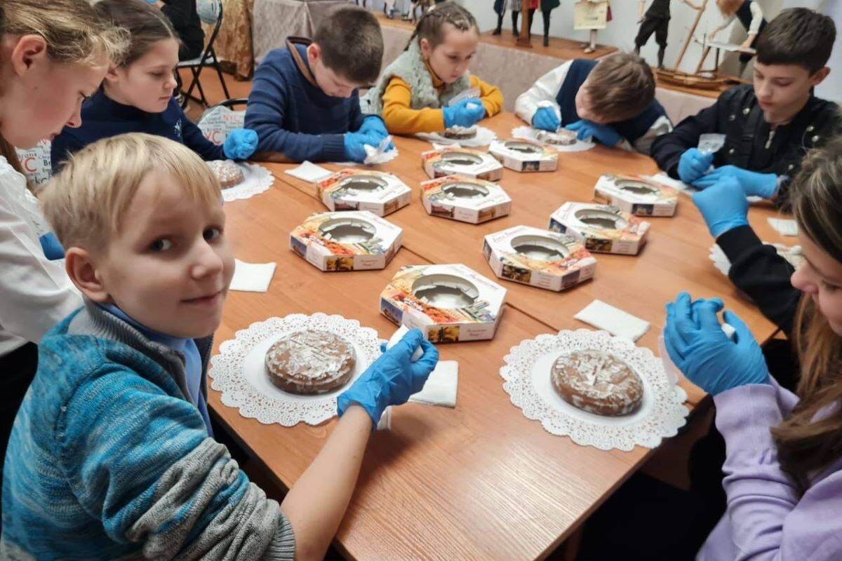 Петровские мастерские. Мастер класс по пряникам для детей. Роспись пряников. Конкурс Новогодняя мастерская для детей. Мастер класс по росписи пряников для детей в Ирбите.