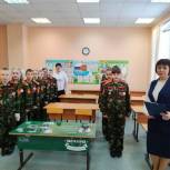 Активисты «Единой России» установили в кузбасской школе «парту героя»