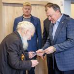 Алексей Орлов вручил партбилет 95-летнему ветерану