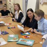 Дмитровские партийцы и молодогвардейцы вместе с детьми сделали новогодние открытки для мобилизованных
