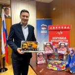Депутат Мосгордумы Александр Козлов передал подарки в «Коробку храбрости» на западе Москвы