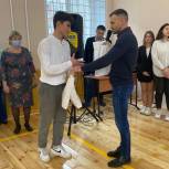 Сергей Улегин передал спортивную форму ученикам саратовской школы