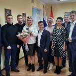 Пяти новым членам «Единой России» в день рождения партии вручили партийные билеты