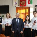 Единороссы Параньгинского района вручили ребятам первые документы
