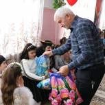 В Дагестане депутат «Единой России» передал подарки детям с ОВЗ