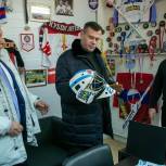 Коломенские единороссы передали новогодние подарки юным хоккеистам