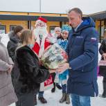 Александр Козловский поздравил сотрудников ковид-центра с Новым годом
