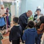 Юрий Моисеев поздравил детей, находящихся в предпраздничные дни в больнице и вручил им подарки