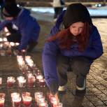 В День Неизвестного солдата активисты МГЕР выложили надпись «Zа Москву» из тысячи алых свечей