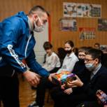 Депутаты «Единой России» продолжают дарить новогодние подарки детям в регионах страны