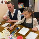 Волонтеры юга Москвы провели для детей мастер-класс по изготовлению открыток для участников СВО