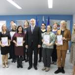 Единороссы Губкинского поблагодарили десять социальных педагогов города за профессионализм в работе с особенными детьми