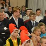 Дмитрий Азаров поздравил с Новым годом детей-сирот и ребят, оставшихся без попечения родителей
