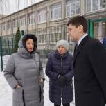 Депутат «Единой России» Антон Соловьев проверил ход ремонта школьных стадионов в Петербурге — на эти работы потратят свыше 100 миллионов рублей