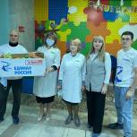Активисты партии Кировского района Саратова передали детям подарки