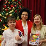 Депутат Мосгордумы Татьяна Батышева подарила детям из многодетной семьи беспроводную колонку