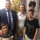 Евгений Ковалев поздравил с праздником многодетную семью из Октябрьского района