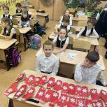 По инициативе «Единой России» в Кирове организовали мастер-класс по изготовлению новогодних открыток бойцам СВО