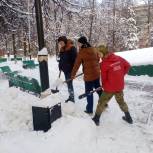 В рамках акции «Волонтерский десант» единороссы расчистили от снега территорию перед военным госпиталем Н. Н. Бурденко