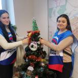 В Троицке активисты партии украсили городские елки игрушками