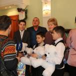 Дмитрий Азаров исполнил новогодние мечты детей - участников акции "Ёлка желаний"