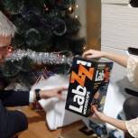 Микроскоп, планшет, «умная» колонка: депутаты Госдумы вручили детям новогодние подарки