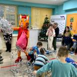 Автокресла для новорожденных, праздник для детей с ОВЗ и новая мебель в школу: «Единая Россия» помогает жителям в регионах