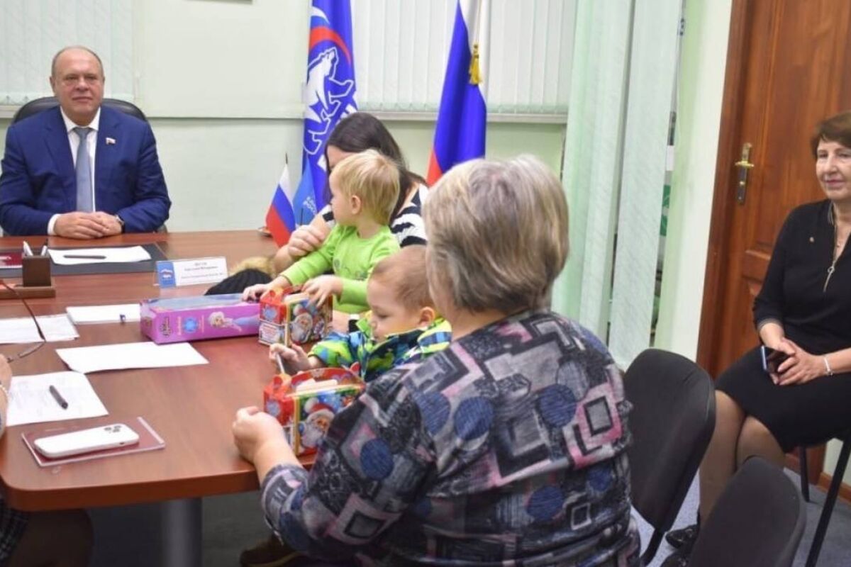 Новогодние подарки, поддержка семей участников СВО и беженцев, газификация  сел: депутаты «Единой России» проводят приемы граждан