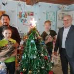 Сернурские единороссы провели новогоднюю акцию «Согреем детские сердца»