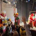 Единороссы организовали театральный праздник для детей участников СВО
