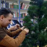 В Чите «Единая Россия» установила в библиотеке для слабовидящих и незрячих новогоднюю ёлку