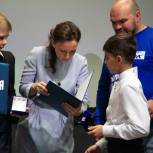 «Молодая Гвардия Единой России» наградила 25 детей медалями «Юный герой»