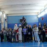 Активисты Шарьинского местного отделения «Молодой Гвардии Единой России» провели новогодний праздник для 40 детей, проживающих в общежитии интерната