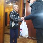Члены местного отделения «Единой России» поздравляют уфимских ветеранов с Наступающим Новым годом