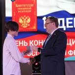 Александр Ищенко вручил первые паспорта пятнадцати юным батайчанам