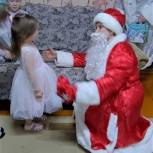 В Волжском районе Дед Мороз навещает детей бойцов СВО