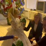 Депутаты Екатерина Стенякина и Николай Гончаров поздравили с наступающим Новым годом детей в ЛНР