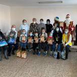 В Ставропольском крае активисты «Единой России» поздравили с Новым годом детей и пенсионеров