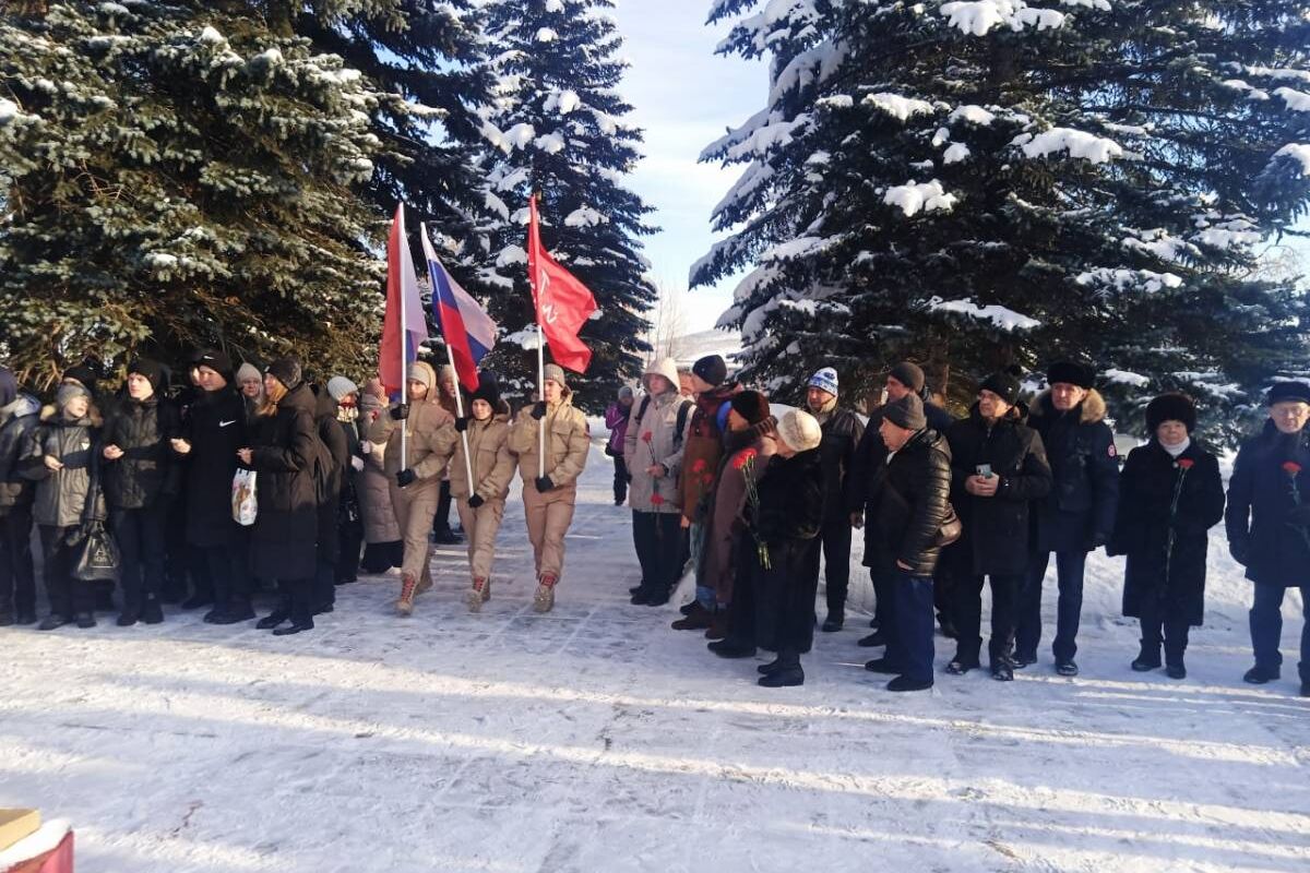 В Усть-Катаве прошел митинг к Дню неизвестного солдата | 04.12.2022 |  Челябинск - БезФормата