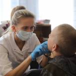 Группа врачей из Архангельска провела медосмотр школьников под Мариуполем