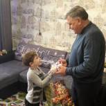 Телефон, велосипед и куклы: саратовские единороссы вручили детям подарки с «Ёлки желаний»